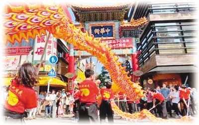 “我们祝福你的生日！”