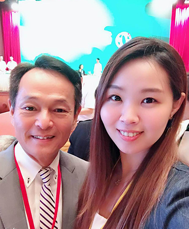 民进党议员李余典女儿李旻蔚（右）脱党参选恐冲击余天选情