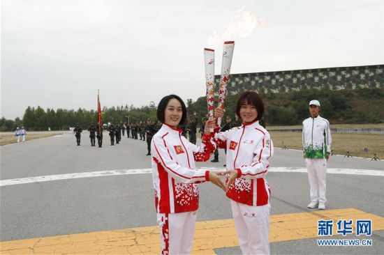 （军运会·图文互动）（3）军运会军营火炬传递活动最后一站武警猎鹰突击队站举行（配本社同题文字稿）