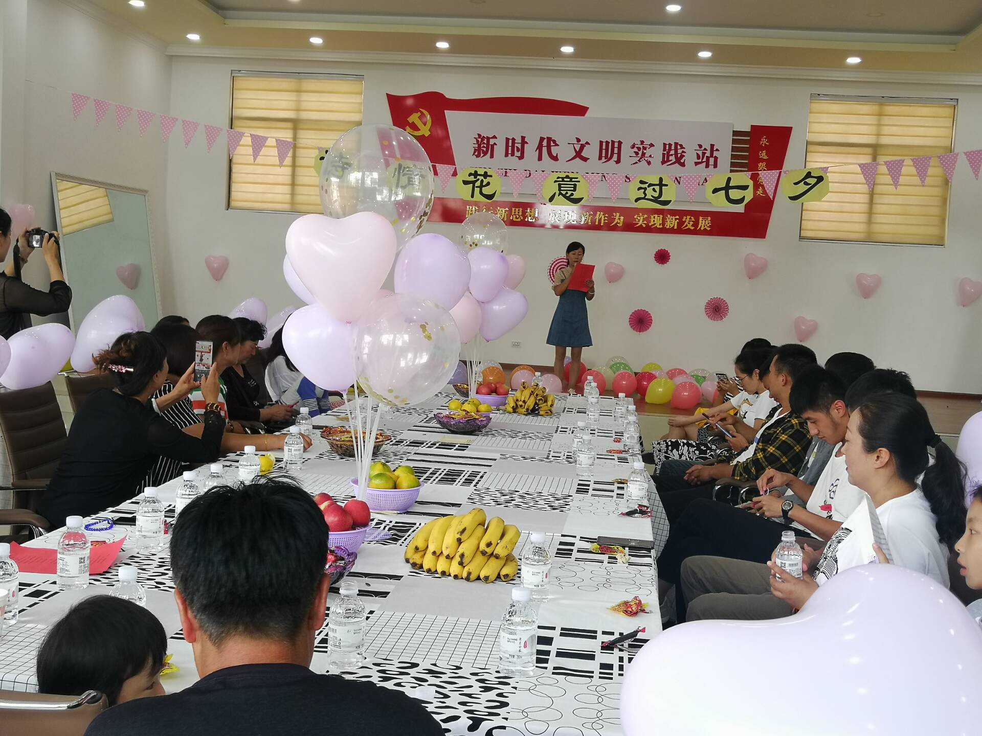 曲靖养护项目部党支部到社区联合社区开展七夕主题活动 (2).jpg