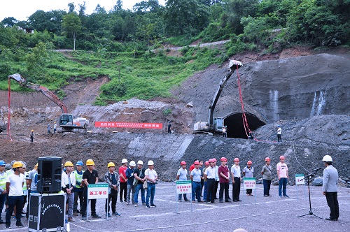 云岭建设公司南景高速公路第一施工总承包部石洞寺隧道全线顺利贯通 (2).jpg