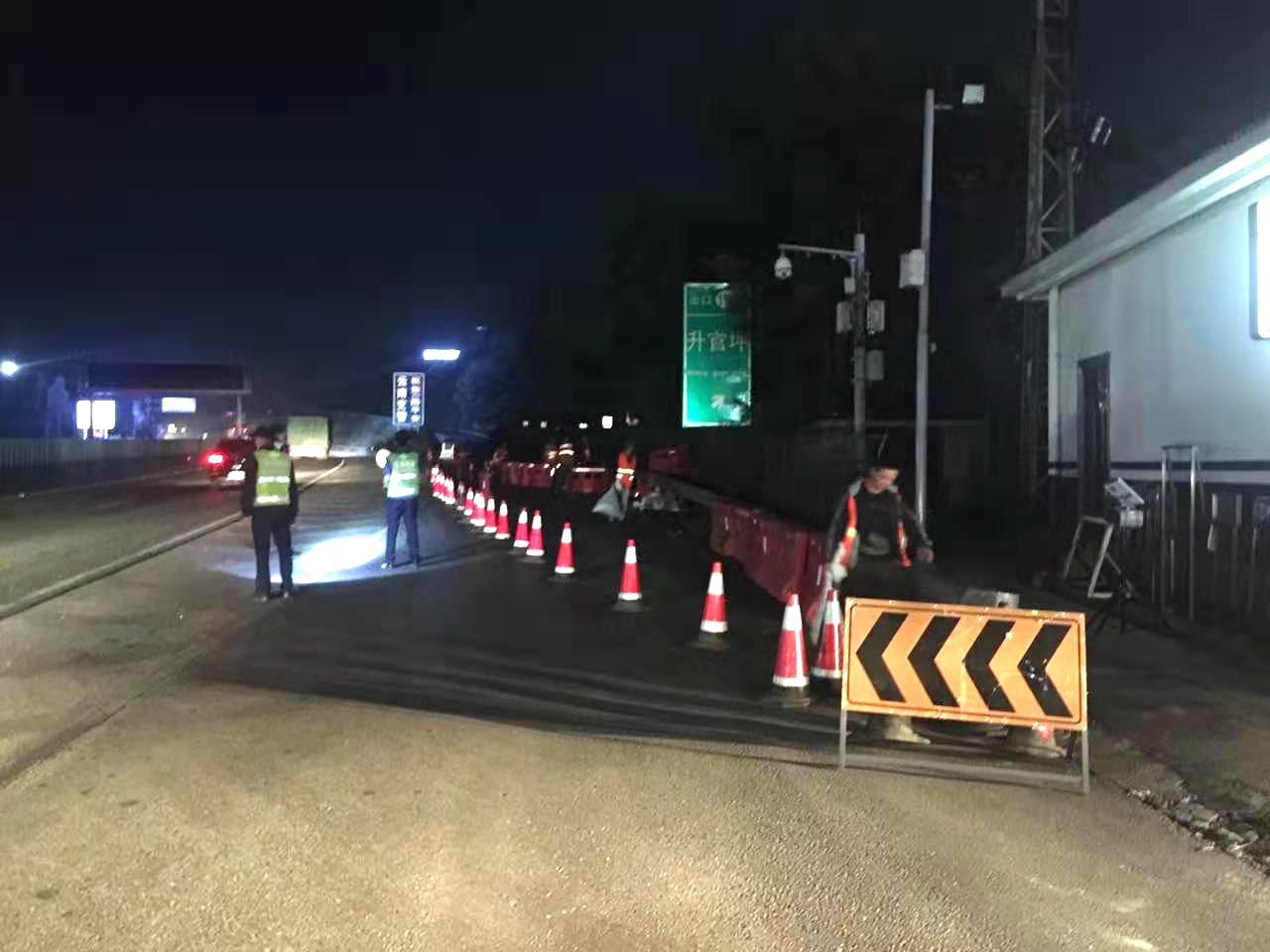 曲靖养护项目部取消曲胜高速胜境关省界收费站工作正式启动2.jpg