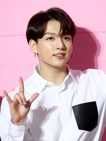 防弹少年团成员开奔驰撞上出租车:承认违章驾