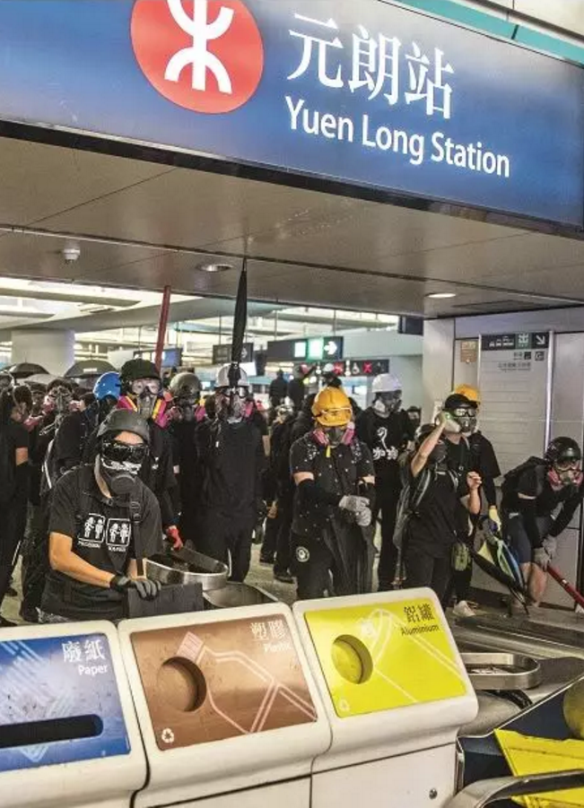 2019年7月21日,香港西铁线元朗站被"黑衣人"占据,引发暴力冲突.