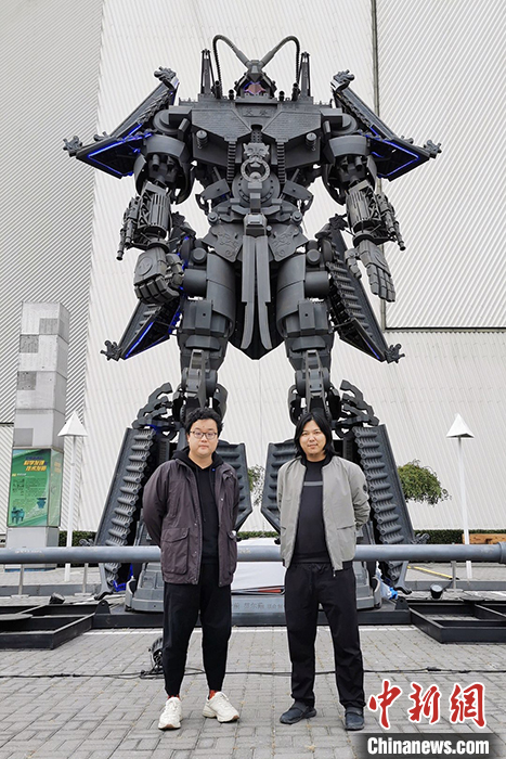 孙世前、范尔蒴和他们共同打造的城门机甲。受访者供图 点击进入下一页