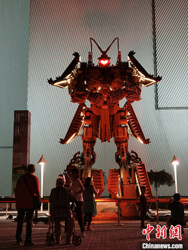 城门机甲可展示“作揖”动作。受访者供图 点击进入下一页