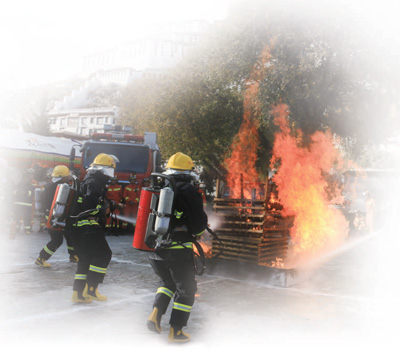 不畏艰险 冲锋在前