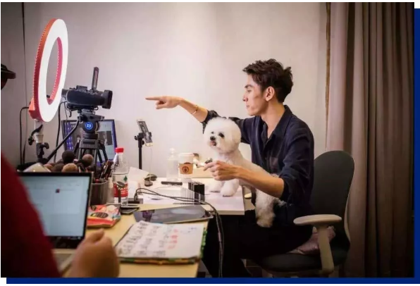 侠客岛：双11，看！那个抹口红的男人