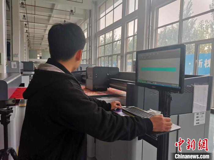 11月14日，在施乾平位于山东济南的打印机工厂内，员工正在打印布料。　郝学娟 摄