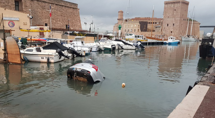 法国一司机雨天驾车盲从导航 将车开入海中