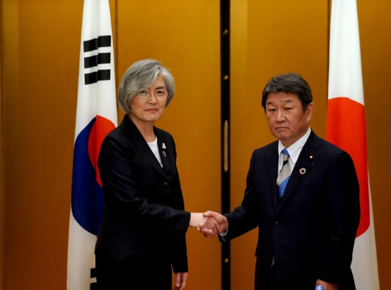 推迟终止韩日军情协定后，日韩外长首次举行会面