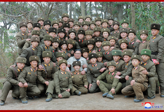 海外网：金正恩视察西部前线部队 现场下达海岸炮射击指示