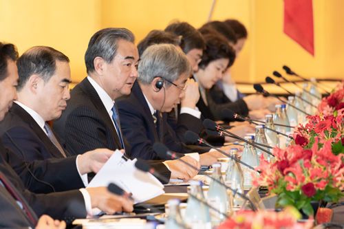 海外网评：习近平与安倍分别致贺信，这场会议什么来头？