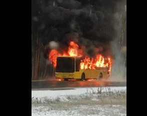 俄罗斯一公交车起火 司机救下50名乘客（图）