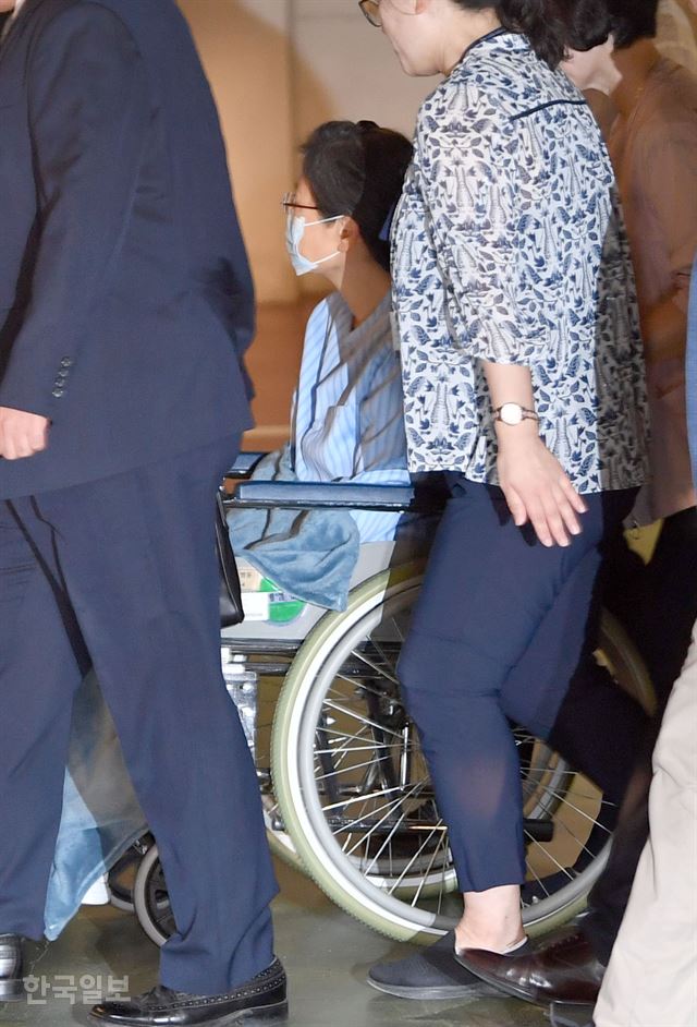9月16日，朴槿惠现身医院，准备做手术（《韩国日报》）.jpg
