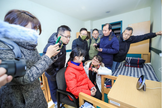 主稿）国际残疾人日北京市盲校开启智能无障碍，钉钉硬件赠全国30所盲校1524.png