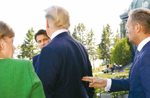 欧洲理事会前主席在特朗普背后做这一动作 网友炸锅