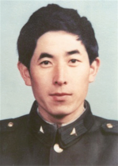 交警刘振基:奋不顾身拦截闯卡车辆 被拖拽300多米壮烈牺牲 交警刘振基:奋不顾身拦截闯卡车辆 被拖拽300多米壮烈牺牲