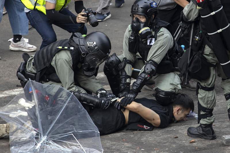 香港警方拘捕暴力示威者（图源：橙新闻）.jpg