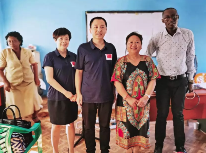 中国医疗队队员向塞拉利昂同行介绍中国经验