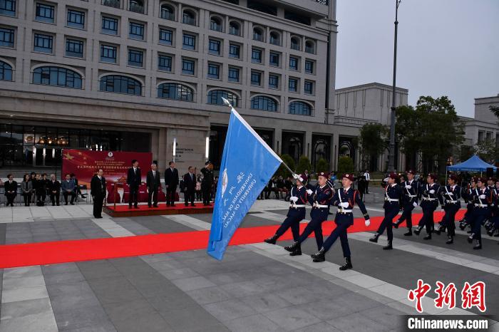 图为嘉宾检阅国旗仪仗队。　龙土有 摄