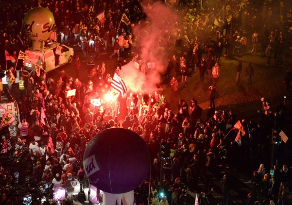 法国再次爆发全国性罢工：60多万人游行 或持续到年底