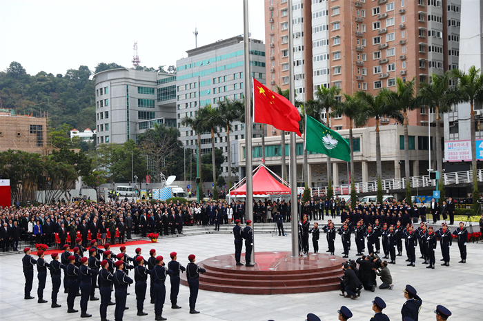 港台腔：“为什么要升旗？”“因为我们是中国