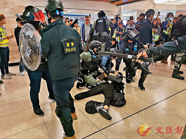 1577098147708237.jpg 便衣警员及防暴警制服黑衣暴徒(图源:《文汇报》).jpg