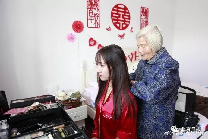 &quot;新娘结婚拍到奶奶偷看化妆&quot;，看哭一堆网友……