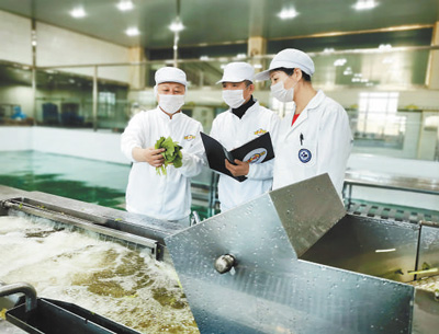 敬畏“舌尖上的安全”（一线探民生·守护食品安全的人⑤）