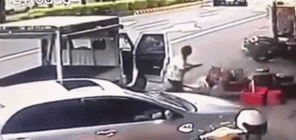 97秒画面曝光！台湾街头枪战：有人被1弹穿心，狗狗乱窜