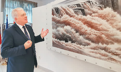 大使痴迷中国画