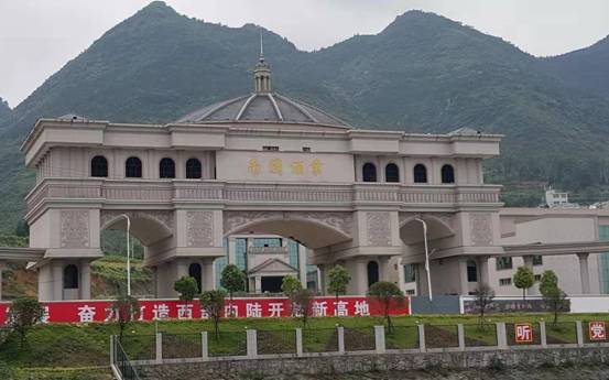 南国酒业酿酒大师冯文杰介绍,周秉衡烧坊酒采用茅台镇本地优质高粱