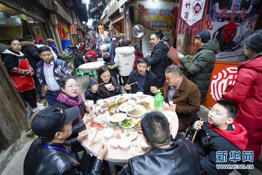 （新春走基层·图文互动）（1）古镇老街品年味 千米长宴忆乡愁——重庆一座千年古镇“新生记”