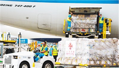 积极援助各国 中国给全球战疫送来“希望之光”