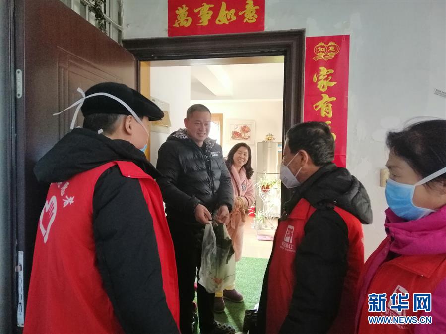 (在习近平新时代中国特色社会主义思想指引下——新时代新作为新篇章·习近平总书记关切事·图文互动)(5)扎紧篱笆打好桩——各地筑牢社区防控安全屏障