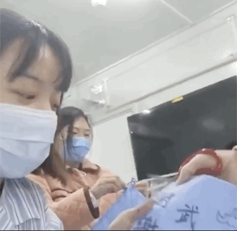 隔空送别，她哭了又哭：“希望有一天我们重新遇见、重新认识”