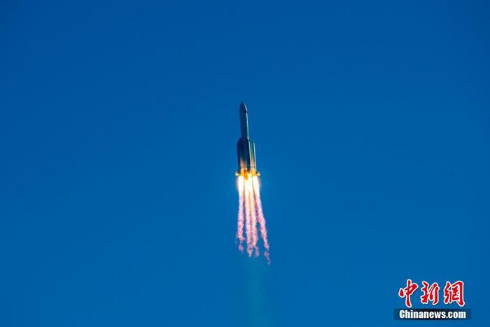 图为长征五号B运载火箭飞行中。 骆云飞 摄
