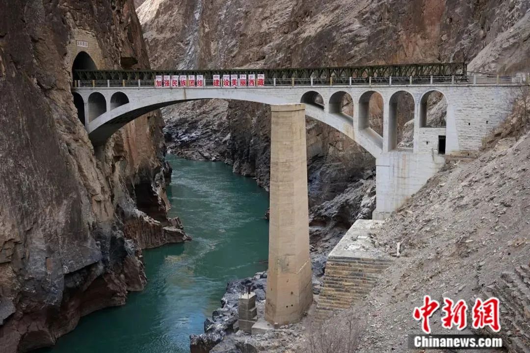 第一代怒江大桥保留了一个桥墩.