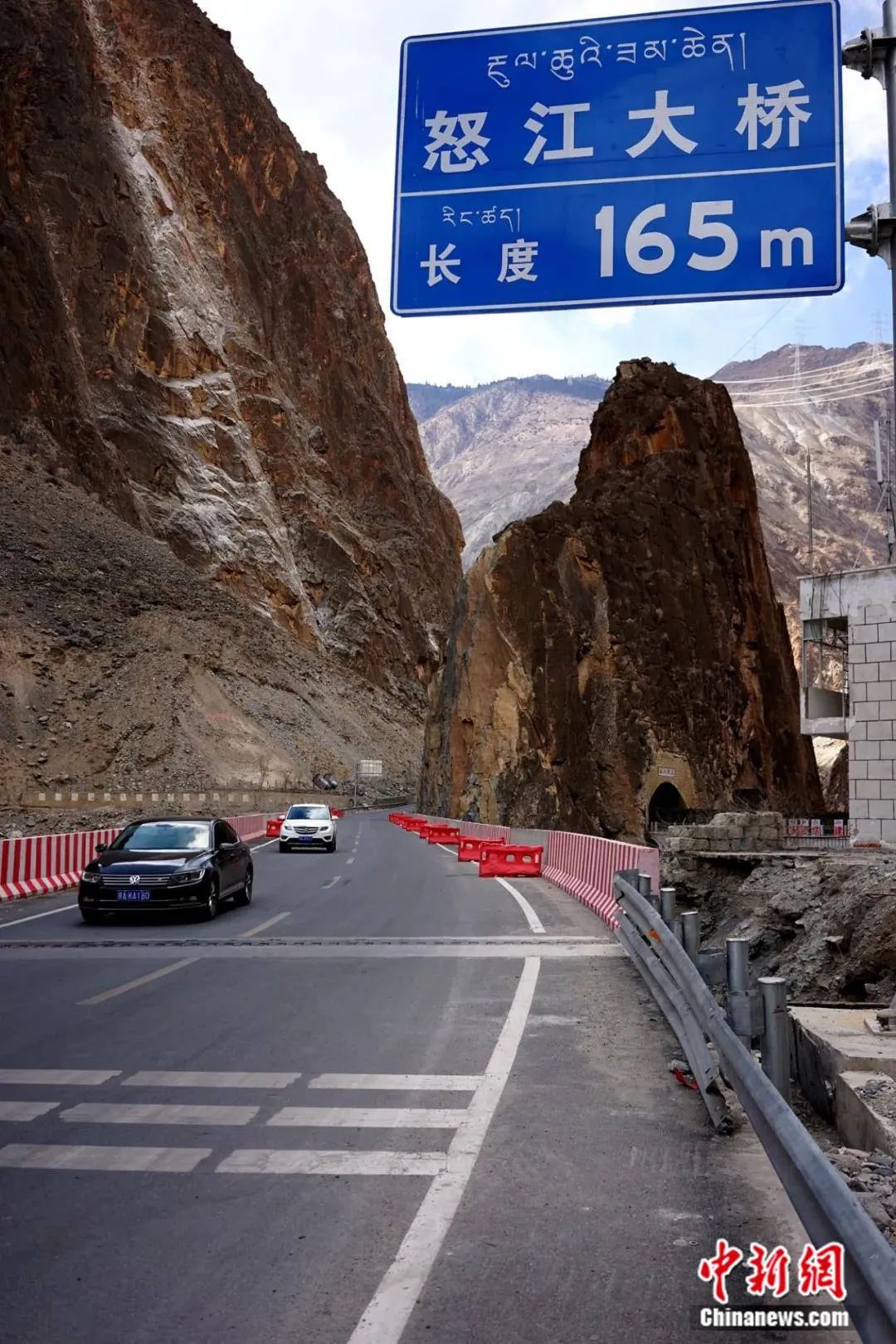 川藏公路上除了著名的怒江大桥,还有很多桥梁历经数次修建.