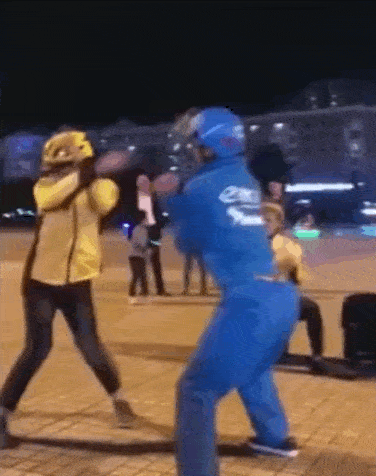 4 他们也让人心酸泪目 4月 湖北武汉一个外卖小哥坐在路边 边吃蛋糕