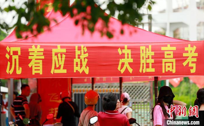 2020年全国高考即将开考 考务人员布置考场