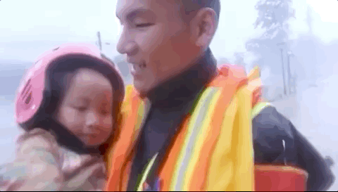 满眼崇拜↗                  满脸疼爱↗