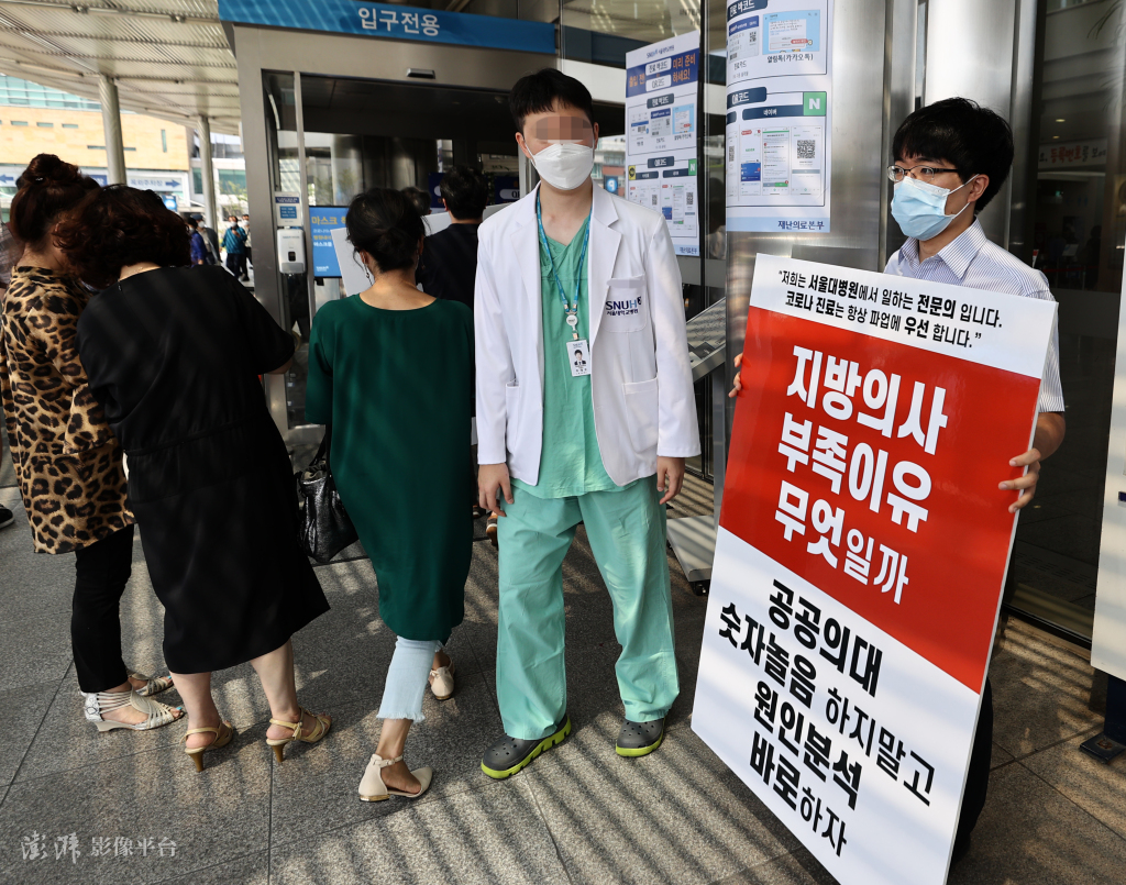 韩国数万名医生罢工 政府下最后通牒严惩离岗者