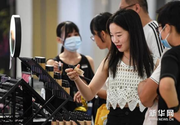 ▲消费者在海口日月广场免税店选购商品（10月4日摄）。新华社记者 蒲晓旭 摄