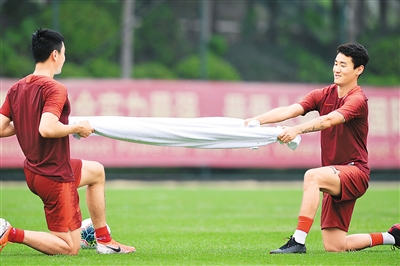 中国男足主教练李铁率队亮相