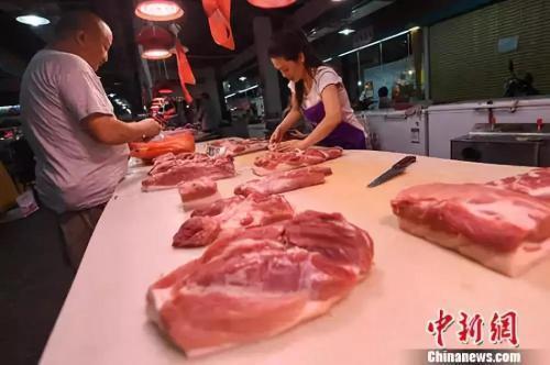 资料图：山西太原，民众在菜市场选购猪肉。<a target='_blank' href='http://www.chinanews.com/'>中新社</a>记者 武俊杰 摄