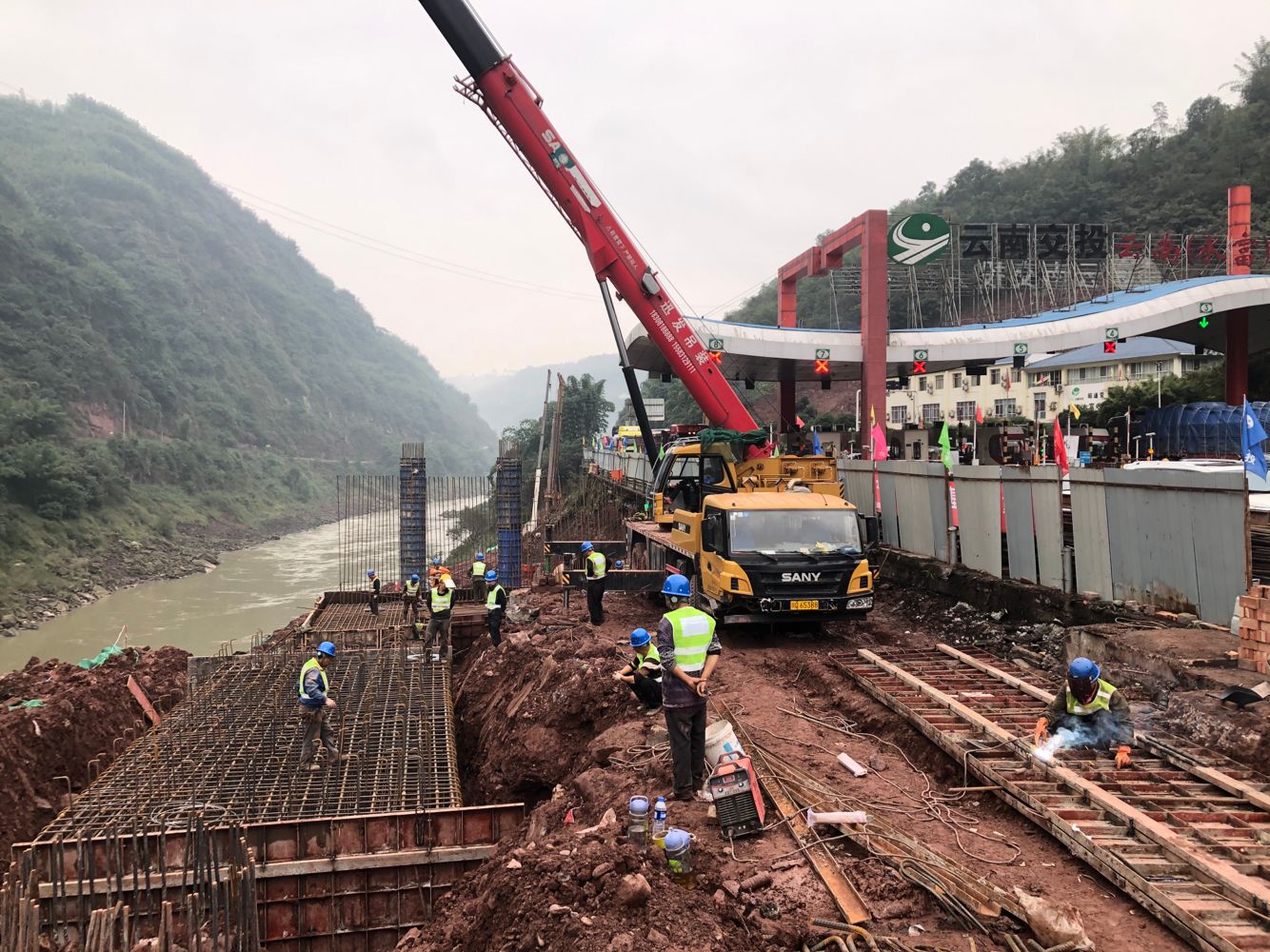 云岭建设公司取消水富主线收费站及增设水富立交匝道收费站改扩建工程取得阶段性成果 (2).jpg