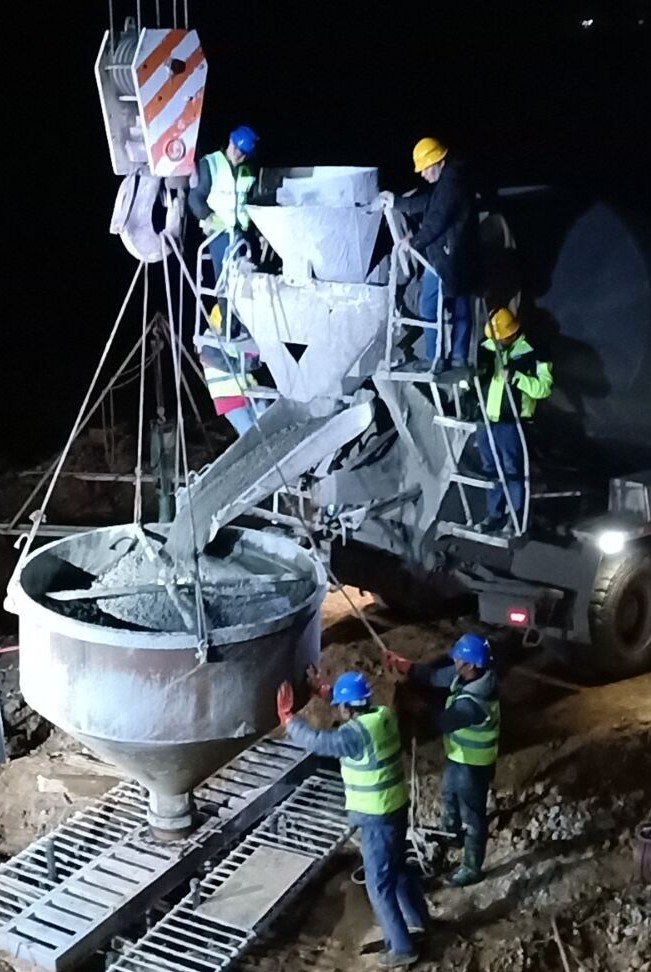 楚大高速公路扩容工程第四总承包部沙地大桥第一棵桩基成功浇筑.jpg