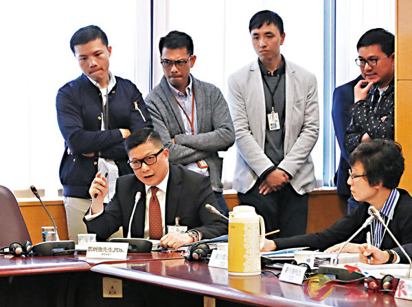 香港警察“一哥”在区议会喊话：请以身作则 勿